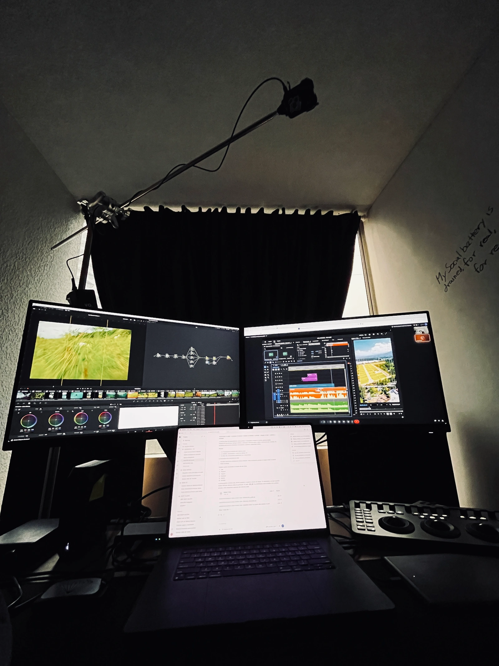 El espacio de trabajo de color de Vichortega con sus monitores.